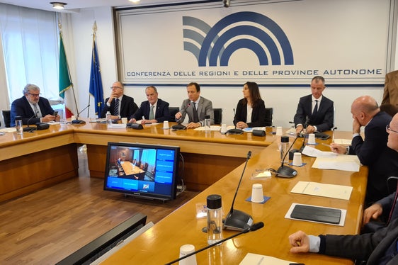 Il Ministro per gli Affari regionali e le autonomie, Roberto Calderoli (terzo da sinistra) ospite della Conferenza delle Regioni e delle Province autonome, presieduta da Massimiliano Fedriga (quarto da sinistra). (Foto: Davide Cordua)