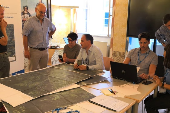 Landesrat Vettorato bei der Vorstellung der Trassenführung: Wir erneuern nicht einfach bestehende Hochspannungsleitungen an bestehenden Standorten, sondern steigern die Qualität für Energieeffizienz, Klimaschutz und Entwicklungsmöglichkeiten im Eisacktal. (Foto: LPA)