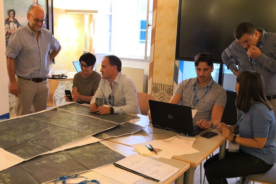 Landesrat Vettorato bei der Vorstellung der Trassenführung: Wir erneuern nicht einfach bestehende Hochspannungsleitungen an bestehenden Standorten, sondern steigern die Qualität für Energieeffizienz, Klimaschutz und Entwicklungsmöglichkeiten im Eisacktal. (Foto: LPA)