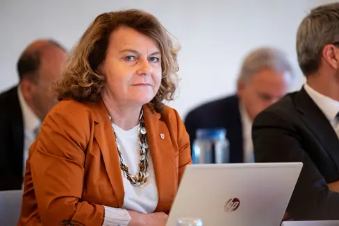 Durante la seduta straordinaria in Val Venosta, l’assessora provinciale alla Coesione sociale Rosmarie Pamer ha parlato anche del nuovo servizio “Alloggio assistito per famiglie con background migratorio”, sottolineando: “Una famiglia per ogni Comune è solidarietà, non un obbligo”. (Foto: USP/Fabio Brucculeri)