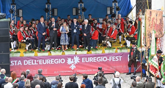 Zum Euregio-Fest wird es wie vor zwei Jahren in Ala (im Bild) auch heuer in Bruneck einen Festumzug mit anschließendem Festakt geben. (Foto: Landespresseamt Trentino/Corrado Poli)