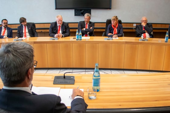 Uno dei temi dell'incontro tra il presidente Kompatscher (in primo piano) e il VSS: la norma di attuazione approvata dalla Commissione dei Sei sul riconoscimento di VSS e USSA quali enti di promozione sportiva è stato un successo. (Foto: ASP/Guido Steinegger)