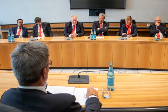 Uno dei temi dell'incontro tra il presidente Kompatscher (in primo piano) e il VSS: la norma di attuazione approvata dalla Commissione dei Sei sul riconoscimento di VSS e USSA quali enti di promozione sportiva è stato un successo. (Foto: ASP/Guido Steinegger)