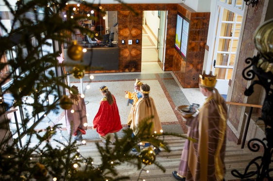 Mit der Aktion Sternsingen werden 2024 weltweit über 100 karitative Projekte im sozialen, pastoralen und Bildungsbereich unterstützt. (Foto: LPA/Fabio Brucculeri)