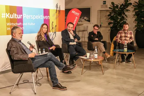 Podiumsrunde der Abschlussveranstaltung 'Kulturperspektiven 2.0: Wirtschaft und Kultur im Gespräch' in Bruneck: (v.l.) Moderator Harald Pechlaner mit der Unternehmerin Ursula Mahlknecht Pizzinini, Landesrat Philipp Achammer, Kunsthistoriker Markus Pescoller und Künstler Carlo Speranza (Foto: LPA/Ingrid Silginer)