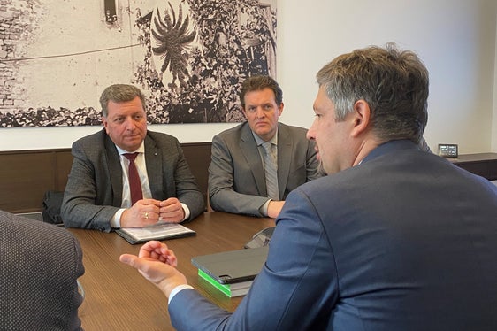 Alfreider (vorne), Bernreiter (1.v.l.) und Zumtobel (2.v.l.): Der auf der Achse München-Verona muss grenzüberschreitend und gemeinsam gemanagt werden (Foto: LPA/Simon Schmaußer)