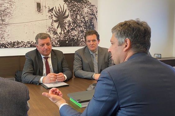 Alfreider (in primo piano), Bernreiter (primo da sinistra) e Zumtobel (secondo da sinistra): Il traffico sull'asse Monaco-Verona deve essere gestito in modo congiunto e transfrontaliero (Foto: ASP/Simon Schmaußer)