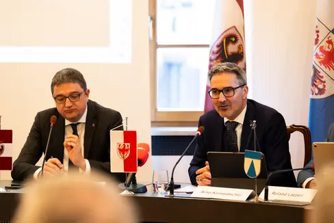 Venerdì 18 aprile, alle 10.30 a Casa Noldin, a Salorno, il presidente della Provincia autonoma di Bolzano, Arno Kompatscher (a destra nella foto), e il suo omologo trentino, Maurizio Fugatti, parleranno assieme della riforma dello Statuto di autonomia della Regione Trentino-Alto Adige approvata dal Consiglio dei ministri. (Foto: USP/Manuela Tessaro)