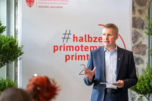Die Gärten von Schloss Trauttmansdorff zeigen eindrucksvoll, wie Landwirtschaft, Forstwirtschaft und Tourismus miteinander verbunden sind. Der Landesrat für Landwirtschaft, Forstwirtschaft und Tourismus Luis Walcher hat am 8. Juli Bilanz gezogen und Ausblick gehalten. (Foto: LPA/Fabio Brucculeri)