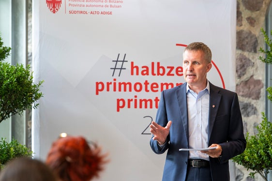 Die Gärten von Schloss Trauttmansdorff zeigen eindrucksvoll, wie Landwirtschaft, Forstwirtschaft und Tourismus miteinander verbunden sind. Der Landesrat für Landwirtschaft, Forstwirtschaft und Tourismus Luis Walcher hat am 8. Juli Bilanz gezogen und Ausblick gehalten. (Foto: LPA/Fabio Brucculeri)