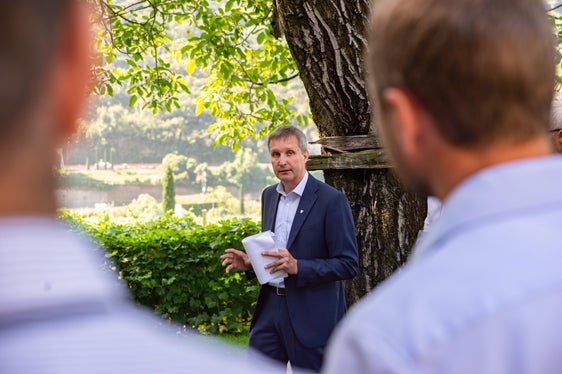 L'assessore provinciale Luis Walcher ha dato una buona pagella all'agricoltura. Walcher ha detto che è importante lavorare per mantenere le famiglie di agricoltori nelle aziende agricole e per instillare nei consumatori l'apprezzamento per i prodotti agricoli. (Foto: ASP/Greta Stuefer)