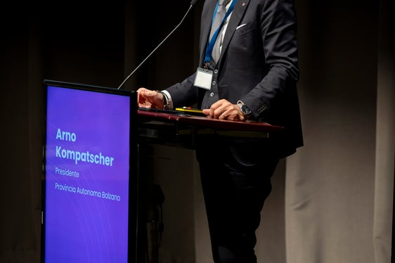 Südtirol will sich der Herausforderung Künstliche Intelligenz stellen. Von Anfang an haben wir uns dafür interessiert, sagt Landeshauptmann Arno Kompatscher. Wir müssen uns viele Fragen stellen: Was werden wir nicht mehr machen, was werden wir anders machen, was ändert sich?, sagte er. (Foto: LPA/Fabio Brucculeri)