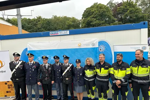 Nel secondo e nel terzo fine settimana della festa bavarese, dall’Alto Adige arriva un prezioso supporto da parte di vigili del fuoco permanenti di Bolzano (a destra nella foto), Carabinieri e Polizia (Foto: USP/Vigili del fuoco München/Milberg)
