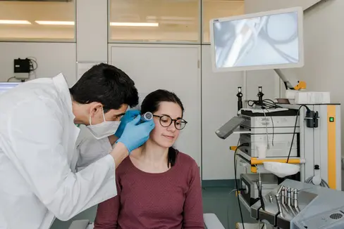 Le 12 Case della comunità sono distretti ulteriormente sviluppati e riuniscono i servizi sanitari e le prestazioni socio-sanitarie sotto un unico tetto, offrendo un'assistenza multidisciplinare da un'unica fonte: medici di base, pediatri, infermieri, servizi sociali, specialisti (ad esempio cardiologia, diabetologia, reumatologia), prevenzione e terapia e altro ancora vi lavorano a stretto contatto. (Foto: USP/Claudia Corrent)