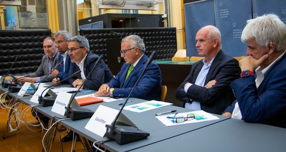 Abteilungsdirektor Hofer, Generaldirektor Steiner, Landeshauptmann Kompatscher, Siag-Präsident De Iorio, Johann Schneebacher (Siag) und Siag-Generaldirektor Stefan Gasslitter bei der Tagung zum Thema Cybersecurity (Foto: LPA/Guido Steinegger)