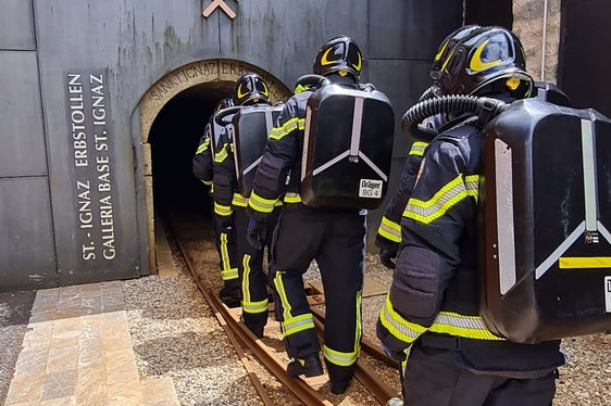 Im Bergwerk in Prettau (im Bild) erfolgte ein Teil der Ausbildung im Arbeiten mit Atemschutzausrüstung. (Foto: LPA/Berufsfeuerwehr Bozen)