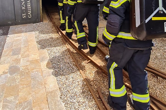 Im Bergwerk in Prettau (im Bild) erfolgte ein Teil der Ausbildung im Arbeiten mit Atemschutzausrüstung. (Foto: LPA/Berufsfeuerwehr Bozen)