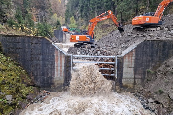 Zum wiederholten Mal hat die Wildbachverbauung der Zone der Nord in dieser Woche das angeschwemmte Wildholz im Puflerbach in Kastelruth ausgeräumt, um die Verklausungen zu beheben und die Sicherheit wieder herzustellen. (Foto: LPA/Landesamt für Wildbach- und Lawinenverbauung Nord)