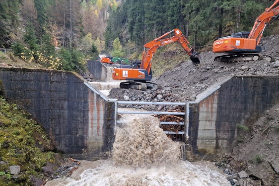 Zum wiederholten Mal hat die Wildbachverbauung der Zone der Nord in dieser Woche das angeschwemmte Wildholz im Puflerbach in Kastelruth ausgeräumt, um die Verklausungen zu beheben und die Sicherheit wieder herzustellen. (Foto: LPA/Landesamt für Wildbach- und Lawinenverbauung Nord)