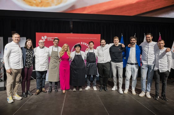 Cuoche e cuochi dell'Euregio Tirolo-Alto Adige-Trentino riuniti alla Fiera di Bolzano per Euregio in tavola: in brevi filmati di cinque minuti ciascuno, hanno preparato le loro personali prelibatezze dell'Euregio in linea con la stagione. (Foto: Euregio/Bernhard Aichner)