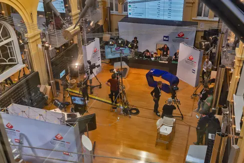 Il cortile interno di Palazzo 1 (nella foto) è stato utilizzato per le trasmissioni televisive durante le elezioni provinciali 2023: L'Agenzia per la stampa e la comunicazione ha supportato i media con un pacchetto completo di servizi. (Foto: ASP/Greta Stuefer)
