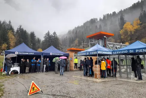 Oggi (24 ottobre) si è svolta l'inaugurazione della nuova stazione per il monitoraggio dei corsi d’acqua sul Rio Solda, presso Ponte Stelvio (Foto: LPA/Maja Clara)