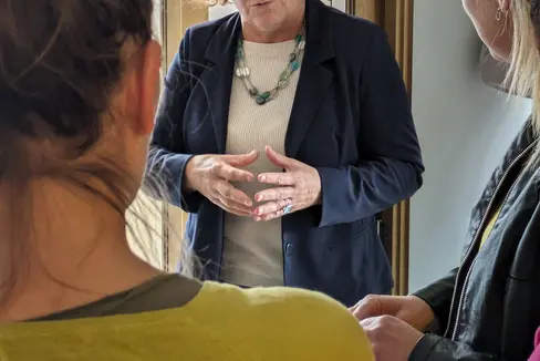 Landesrätin Rosmarie Pamer macht sich dafür stark, dass oftmals unsichtbare Care- und Pflegearbeit künftig stärker anerkannt und wertgeschätzt wird. (Foto: LPA/Hannes Wisthaler)