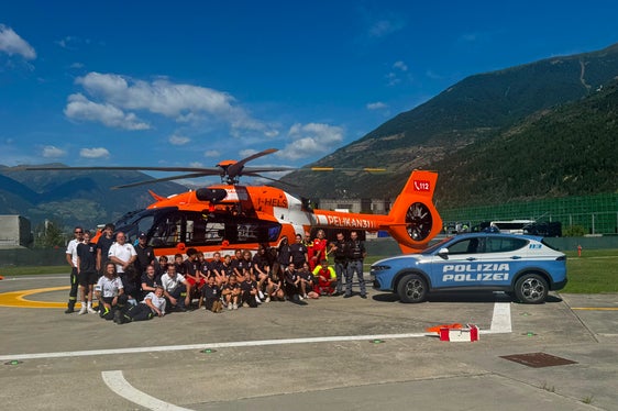 Foto di gruppo con l’elicottero di soccorso e la Polizia di Stato presso la base di Lasa. (Foto: USP/Protezione civile/Croce Bianca)