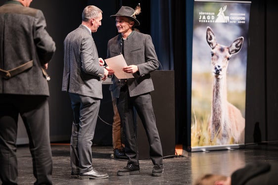 Urkunden zur bestandenen Jägerprüfung überreicht: Forstwirtschaftslandesrat Luis Walcher bei der Jägerprüfungsfeier am 26. November im Waltherhaus in Bozen. (Foto: LPA/Bernhard Aichner)