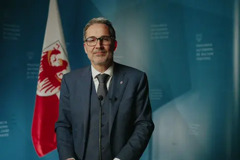 L presidënt dla Jonta provinziela de Bulsan lecorda la fin dla Segonda Viera Mundiela. (Foto: USP)