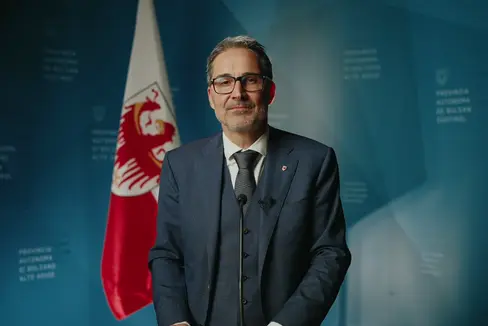 In einer Videobotschaft erinnert Landeshauptmann Arno Kompatscher an die historische Zäsur dieses Tages und ruft dazu auf, den 8. Mai als Tag der Befreiung und des Neubeginns zu verstehen – auch für Südtirol. (Foto: LPA)