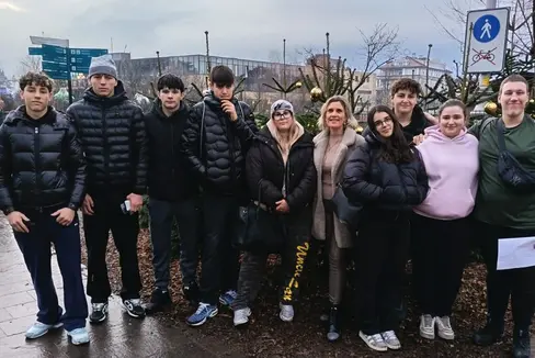 Deutschsprachige und italienischsprachige Schülerinnen und Schüler aus dem Bereich Verkauf lernen im Rahmen des Projekts Sprachaustausch die zweite Landessprache: Im Bild die Schülerinnen und Schüler mit Tatjana Kaserer (5. von rechts). (Foto: LPA/Berufsbildungszentrum Dipl. Ing. Luis Zuegg Meran)