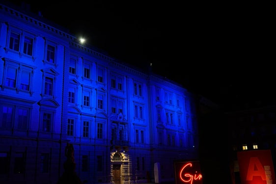 Am Abend des 23. September erstrahlt das Landhaus 1 in blau. Damit wird auf die laufende Woche der Gehörlosen hingewiesen und für deren Anliegen sensibilisiert. (Foto: LPA/Marie Clara)