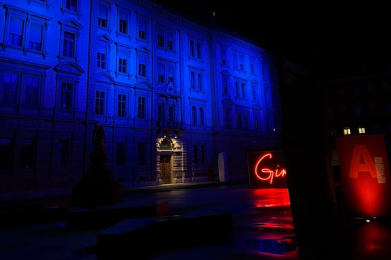 Am Abend des 23. September erstrahlt das Landhaus 1 in blau. Damit wird auf die laufende Woche der Gehörlosen hingewiesen und für deren Anliegen sensibilisiert. (Foto: LPA/Marie Clara)