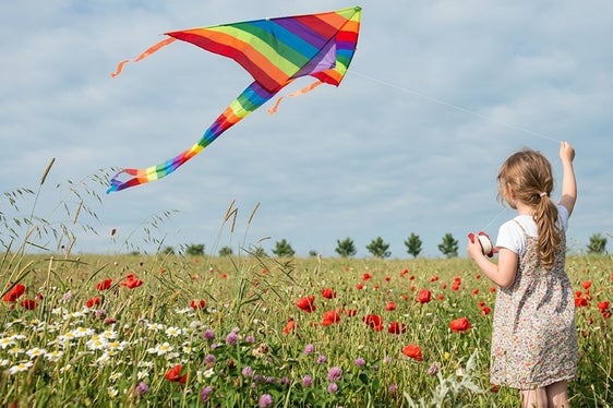 In der Luftwerkstatt widmen sich vierte und fünfte Klassen der Grundschule der Erforschung der Atmosphäre. Auch dieses praxisnahe Projekt ist im Umweltbildungsprogramm 2026/27 neu. (Foto: Landesagentur für Umwelt und Klimaschutz/KI-generiert)