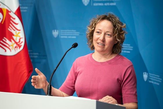 GEOPARC-Direktorin Hannah Pomella betonte die Bedeutung der Bletterbachschlucht als Standort für geologische und paläontologische Forschung: Ziel ist der Ausbau der Forschungskooperationen, aber auch der Angebote für die Besucherinnen und Besucher. (Foto: LPA/Fabio Brucculeri)