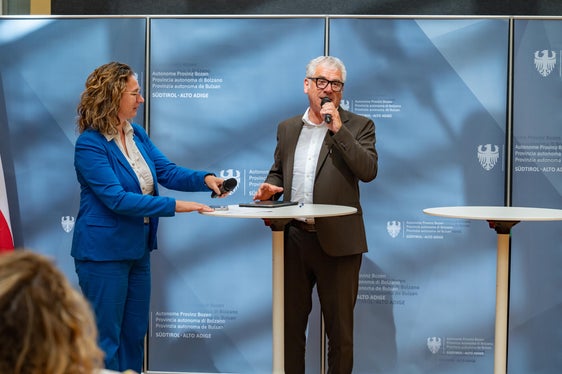 Alla cerimonia di consegna dei diplomi ai nuovi segretari e alle nuove segretarie comunali ha preso parte anche il presidente del Consorzio dei Comuni, Andreas Schatzer, qui assieme alla vicesegretaria generale della Provincia, Marion Markart. (Foto: USP/Greta Stuefer)