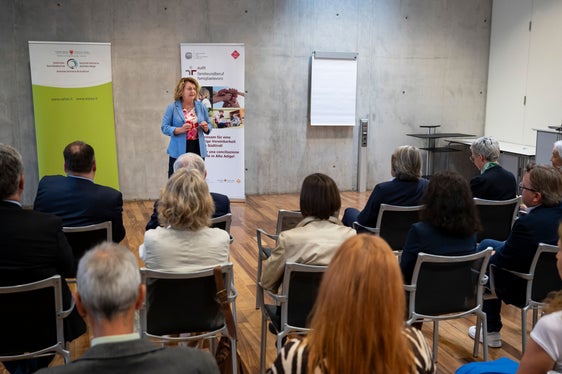 Mit der Auditierung zeigen Betriebe, wie der Südtiroler Sanitätsbetrieb, wie wichtig ihnen Familienfreundlichkeit und Vereinbarkeit, und damit auch die Mitarbeitenden sind, unterstrich Familienlandesrätin Rosmarie Pamer. (Foto: LPA/Fabio Brucculeri)