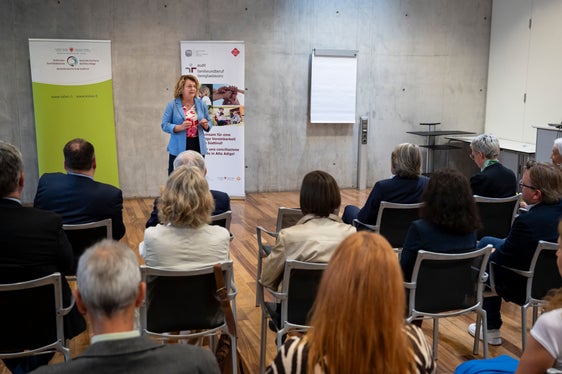 “Con la certificazione, le aziende come l'Azienda sanitaria dell'Alto Adige dimostrano quanto siano importanti per loro la conciliazione tra lavoro e vita privata, e quindi anche i propri dipendenti”, ha sottolineato l'assessora provinciale alla Famiglia Rosmarie Pamer. (Foto: USP/Fabio Brucculeri)