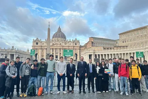 Un messaggio di speranza al mondo della scuola. Foto di gruppo per la delegazione della Scuola italiana della provincia di Bolzano assieme al sovrintendente scolastico Vincenzo Gullotta (nella foto il nono da sinistra) e al vicepresidente della Provincia Marco Galateo (Nella foto il decimo da sinistra). (Foto: USP)