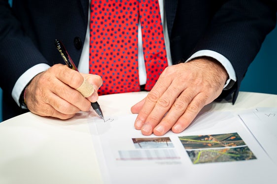RFI-Ceo Gianpiero Strisciuglio unterzeichnet die Vereinbarung zur Beseitigung der Bahnübergänge in Südtirol. (Foto: LPA/Fabio Brucculeri)