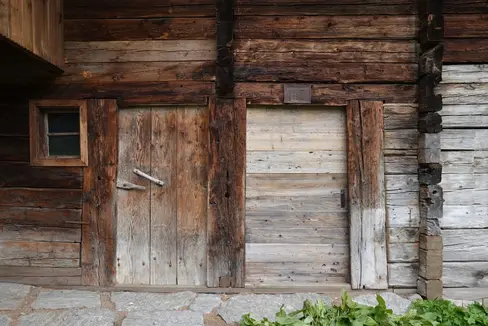 Die Landesregierung stimmte in ihrer Sitzung vom 1. Juli dem Vorschlag von Landesrat Philipp Achammer zu, den Viehrasterhof in Mühlwald (im Bild) unter Denkmalschutz zu stellen. (Foto: LPA/Landesdenkmalamt und Pescoller Werkstätten)