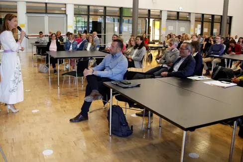 Das Thema des zukunftgerichteten Führens in herausfordernden Situationen stand im Mittelpunkt der diesjährigen Herbsttagung der Führungskräfte der deutschen Kindergärten und Schulen. Im Bild ganz links Landesschuldirektorin Falkensteiner(Foto: LPA/Bildungsdirektion/Verena Hilber)