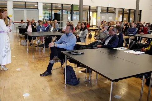 Das Thema des zukunftgerichteten Führens in herausfordernden Situationen stand im Mittelpunkt der diesjährigen Herbsttagung der Führungskräfte der deutschen Kindergärten und Schulen. Im Bild ganz links Landesschuldirektorin Falkensteiner(Foto: LPA/Bildungsdirektion/Verena Hilber)