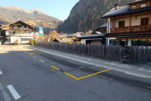 Le due fermate dell'autobus Brugghof (nella foto) e Troger a Caminata di Tures, frazione di Campo Tures, sono ora accessibili anche ai bus di grandi dimensioni. (Foto: USP/Comune di Campo Tures)