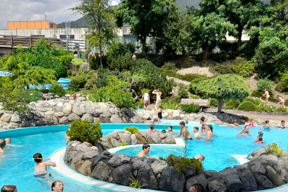 Sportliches Treiben herrscht derzeit an der Sportoberschule in Mals. Fünf Dutzend Jugendliche aus der Euregio nehmen am Sportcamp teil. (Foto: Euregio)