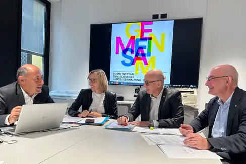 Ultimi preparativi per il grande concorso dell'Amministrazione provinciale altoatesina del 7 ottobre. Da sinistra a destra: il direttore della Ripartizione Personale, Albrecht Matzneller, l'assessora provinciale al Personale, Magdalena Amhof, il direttore del Dipartimento, Günther Burger, e Maurizio Pacchiani, direttore dell'Ufficio Assunzioni personale. (Foto: USP/Anna Künig)