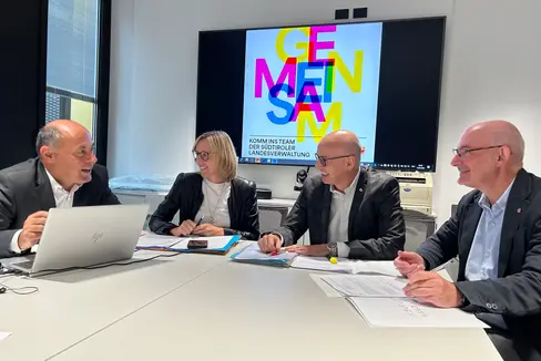 Ultimi preparativi per il grande concorso dell'Amministrazione provinciale altoatesina del 7 ottobre. Da sinistra a destra: il direttore della Ripartizione Personale, Albrecht Matzneller, l'assessora provinciale al Personale, Magdalena Amhof, il direttore del Dipartimento, Günther Burger, e Maurizio Pacchiani, direttore dell'Ufficio Assunzioni personale. (Foto: USP/Anna Künig)