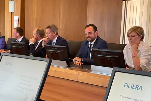 Landwirtschaftslandesrat Luis Walcher (ab 3. von links), Wirtschaftslandesrat Marco Galateo und die Direktorin der Landesabteilung Wirtschaftsentwicklung Manuela Defant bei den Gesprächen zur Milchwirtschaft mit den Vertretern der Agentur für Betriebsentwicklung Invitalia in Rom. (Foto: LPA)