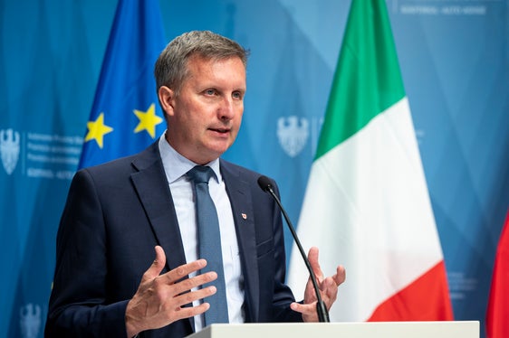 L'assessore provinciale Luis Walcher ha sottolineato l'importanza delle misure per il settore turistico: Con questo finanziamento sosteniamo gli investimenti nella sicurezza delle strutture di ristorazione e ricettive. L'obiettivo è aiutare le aziende a proteggere meglio le loro strutture, i dipendenti e gli ospiti. (Foto: USP/Fabio Brucculeri)